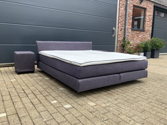 Image 1 of Auping Boxspring 180 x 200 in Topstaat! Incl Auping matras en Emma topper, alles zeer netjes. Incl 2 hockers (nachtkastjes)