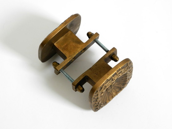 Image 1 of Wunderschöner, doppelseitiger Türgriff im Mid-Century-Modern-Stil aus schwerer Bronze.