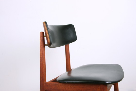 Image 1 of Juego de ocho sillas danesas de teca, polipiel negra y latón de Sven Chrobat para Sax, 1960