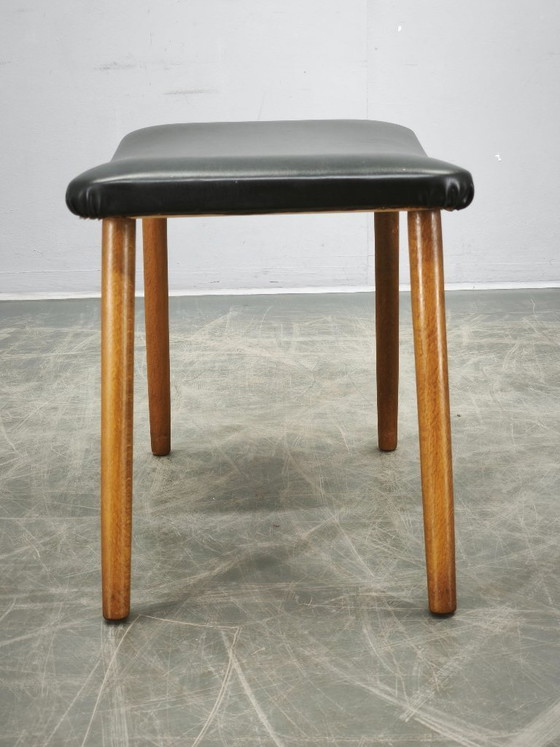 Image 1 of Poggiapiedi danese moderno in faggio con seduta in vinile nero, anni '60