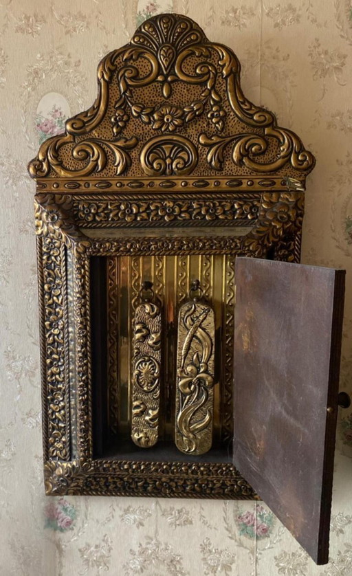 Armoire à brosses d'entrée ancienne avec miroir – laiton repoussé