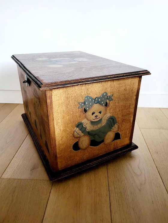 Image 1 of Vintage houten speelgoedkist of opbergkist, decor van beren
