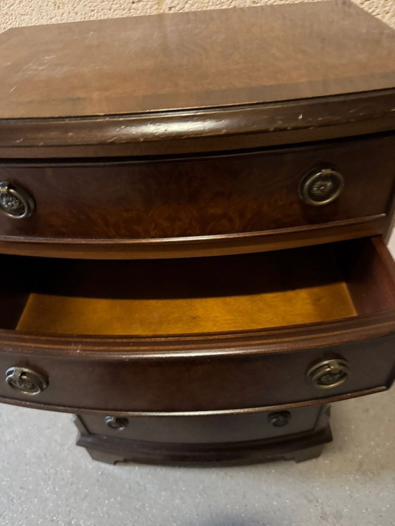 Image 1 of Commode en noyer avec assemblages à queue d'aronde