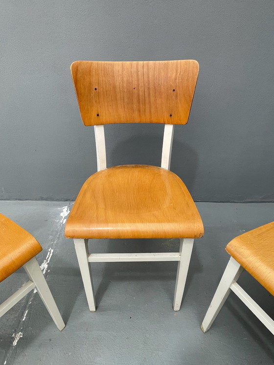 Image 1 of Chaises de cuisine rétro en bois, années 1950, Tchécoslovaquie, lot de 3