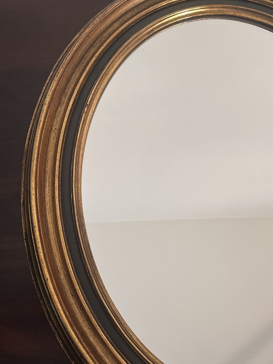 Image 1 of Miroir mural ovale raffiné avec cadre en bois doré