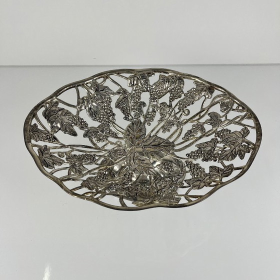 Openwork metal bowl with vine leaf and grape motif, 20th century. – Decorative Objects, Vintage (photo 5 of 11)