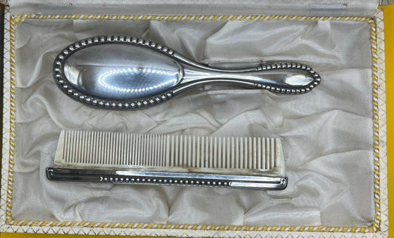 Image 1 of Ensemble ancien de brosse à cheveux et de peigne avec son emballage d'origine, vers 1950.