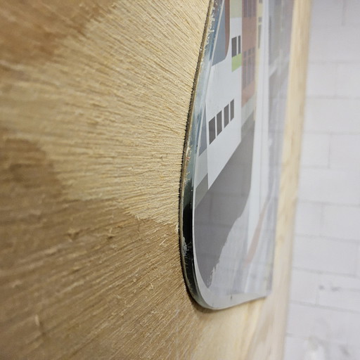 Œuvre colorée sur verre : maisons de canal, voilier, lampadaire (André Baldet)