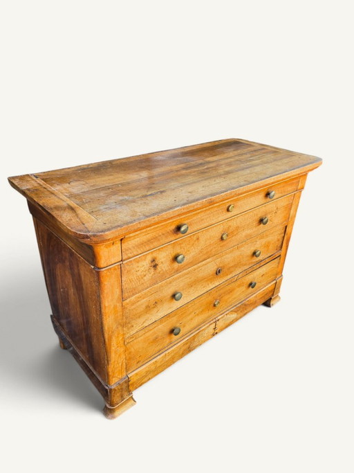 Antieke commode in Louis-Philippe-stijl van licht hout met vier laden. – ladekasten, Wood, Brass