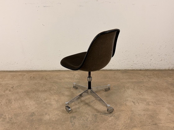 Image 1 of Silla lateral PSCC fabricada en fibra de vidrio por Charles y Ray Eames para Vitra / Herman Miller, década de 1970.