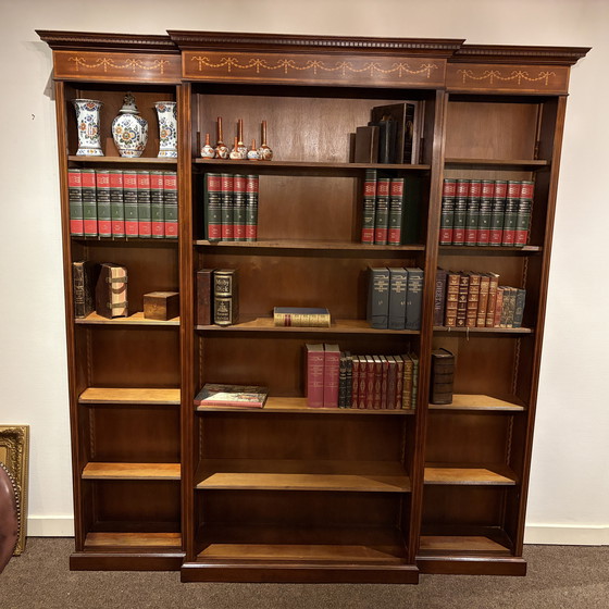Image 1 of Oude Engelse boekenkast met Breekfrond en verstelbare schappen met notarisambt inlegwerk boven in de kop