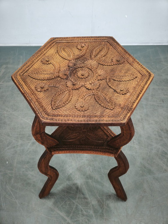 Image 1 of Handgesneden bijzettafel van beukenhout uit circa 1900, Midden-Europa.