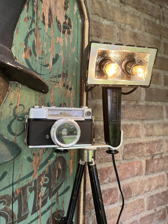 Original Yashica camera on a tripod with large flash (mains powered) – Decorative Objects, Glass, Metal (photo 6 of 15)