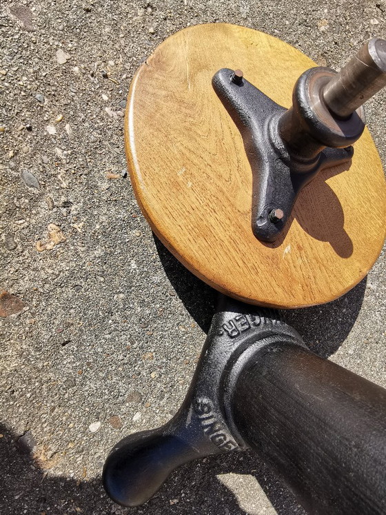 Antieke Singer naaimachine driepoot kruk met ronde gietijzeren zitting – Krukjes, Cast Iron, Wood (photo 6 of 13)