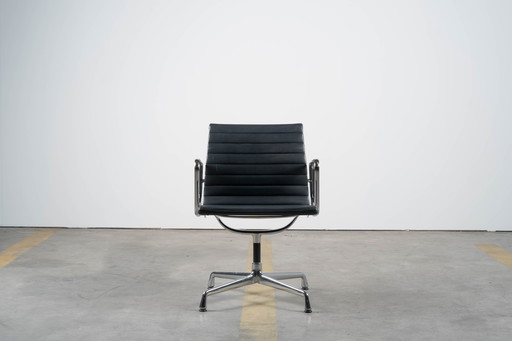 Vitra Eames EA 108 Chaise pivotante