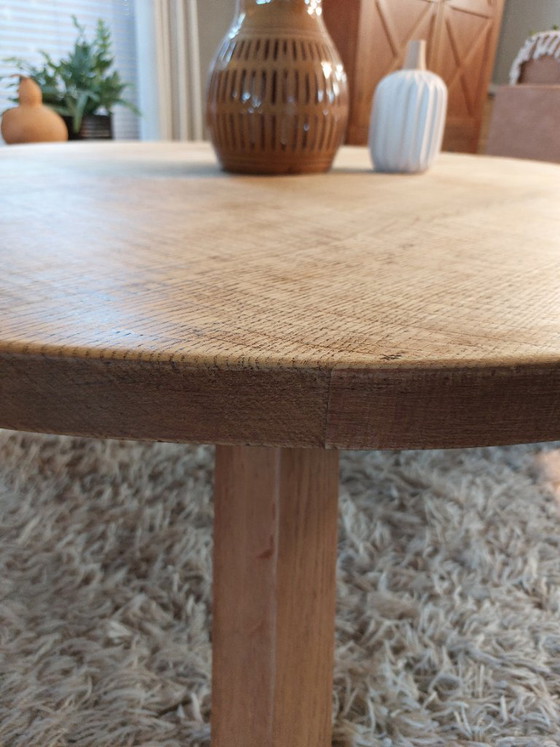 Large Brutalist Round Coffee Table (140 cm) - Solid Oak (Wabi-Sabi) – Wood (photo 6 of 7)