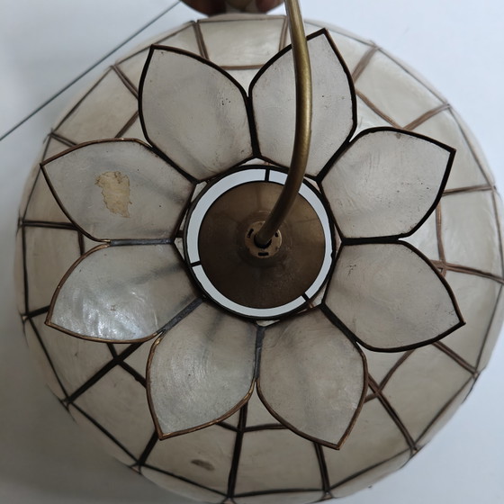Image 1 of Suspension vintage en coquillage de Capiz avec couronne florale – années 1970