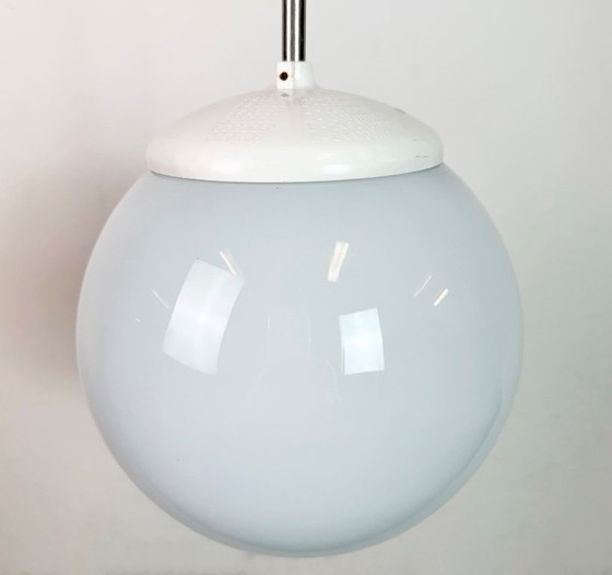 Image 1 of Lampadario vintage con paralume in vetro opalino di Elektrosvit, anni '60.