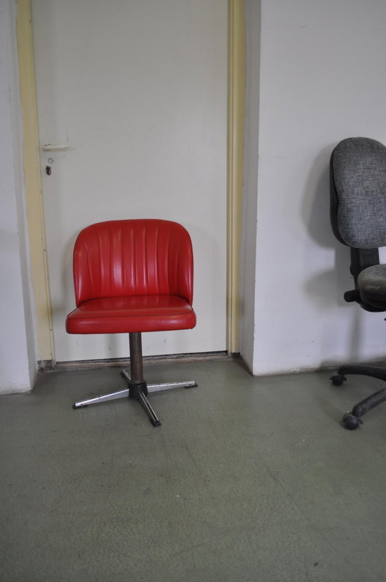 Silla giratoria de polipiel roja, años 50 – Sillas giratorias (photo 2 of 5)