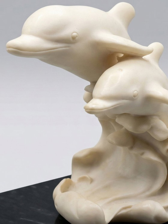 Image 1 of Een paar boekensteunen in de vorm van dolfijnen – Ivoorwitte hars met marmeren voet – Art Deco-stijl