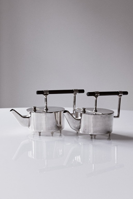 2x Englische versilberte Teekanne der englischen Moderne, nach Christopher Dresser