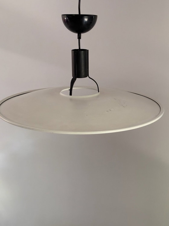 Image 1 of Pendelleuchte 2133 von Gino Sarfatti für Arteluce, 1972. Weiß und schwarz lackiertes Metall. Sammlerstück in Museumsqualität.