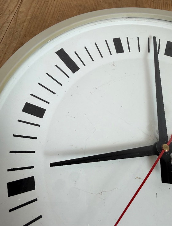 Image 1 of Industrielle graue Bakelit-Wanduhr von Pragotron, 1970er Jahre