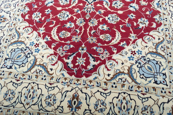 Image 1 of Tappeto persiano Nain 9La annodato a mano con contenuto di seta - 267 x 167 cm - Fondo rosso con ornamenti floreali