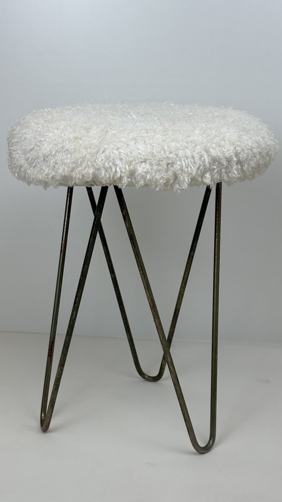 Image 1 of Tabouret vintage sur pieds en épingle à cheveux et fourrure blanche moelleuse