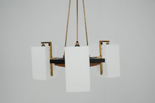 Lampadario a tre bracci di metà secolo, prodotto da Stilnovo. Italia, anni '50.