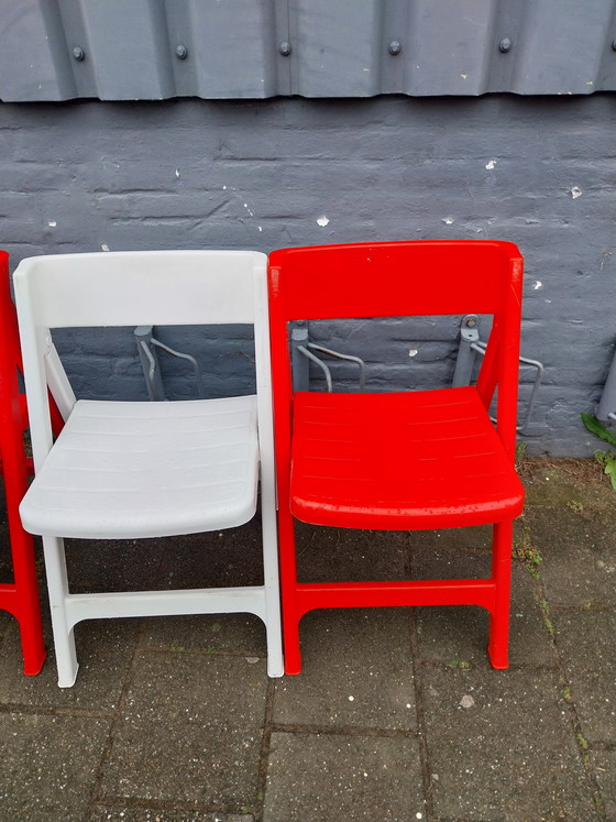 Image 1 of Juego de 5 sillas plegables de plástico Flair Pizzicato en rojo y blanco. Años 70.