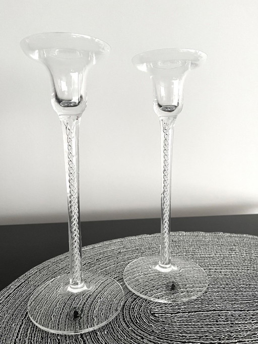 Set di due candelieri soffiati a bocca con meccanismo ad aria.