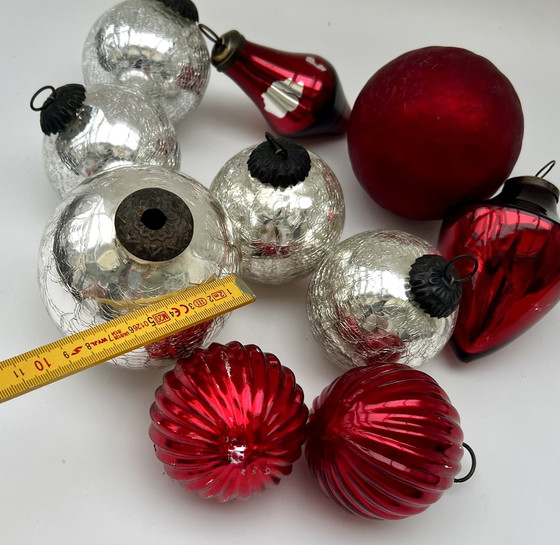 Image 1 of 1. Vintage glazen kerstballenset in rood en zilver