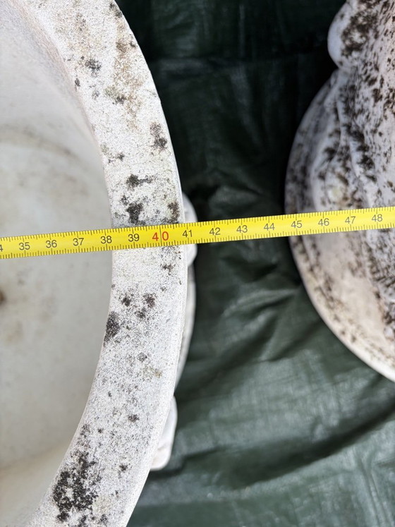 Image 1 of 2 grandi vasi decorativi vintage in cemento