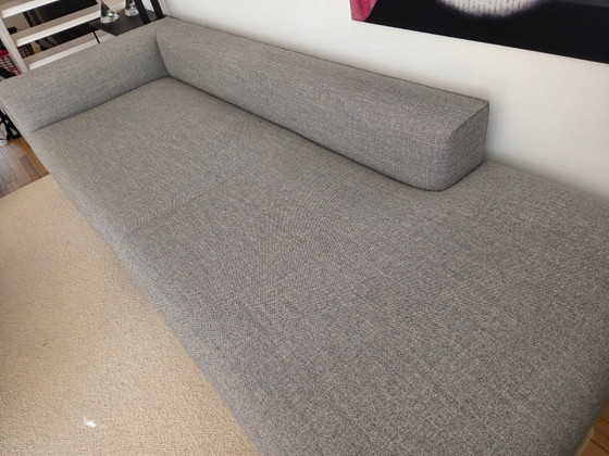 Design On Stock Lounge Sofa 2.60 Mtr. Hellgrau Mit 1 Lederkissen Anthrazit Und 1 Stoffkissen Wie Sofa – Metal (photo 3 of 6)