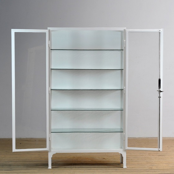 Image 1 of Cabinet médical vintage, 1930