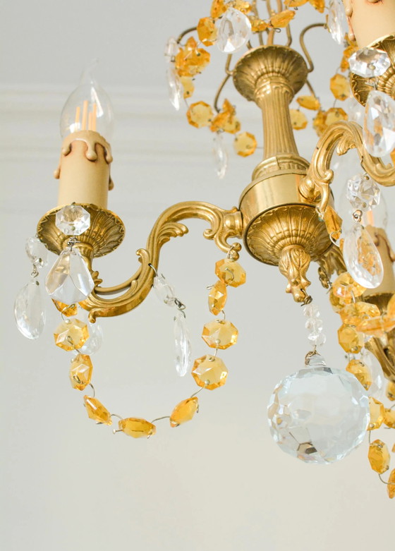 Piccolo Lampadario Francese in Ottone, Cristallo Ambra, 3 Luci, Anni '60 – Crystal, Brass, Parisian Style (photo 5 of 9)