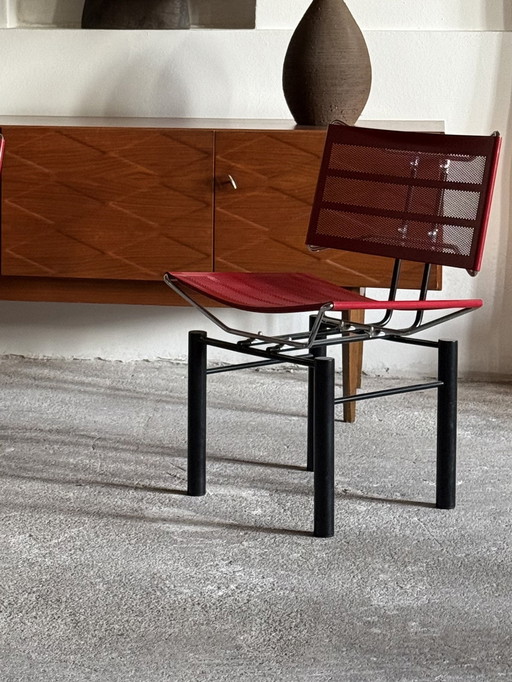 SILLA "SERIE 8600" DE CHAPA PERFORADA DE ACERO HANS KUSCH&CO. ROJO NEGRO, AÑOS 80