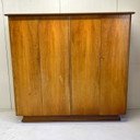 Elegante armadio vintage di metà secolo a 4 ante con appendiabiti e gambe