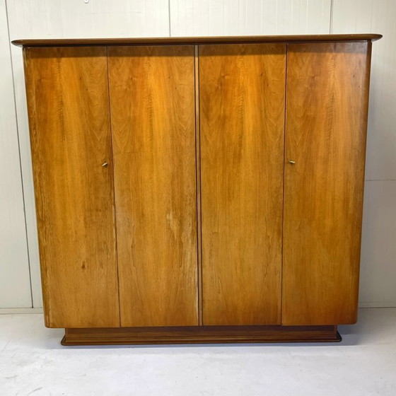 Image 1 of Elegante armadio vintage di metà secolo a 4 ante con appendiabiti e gambe