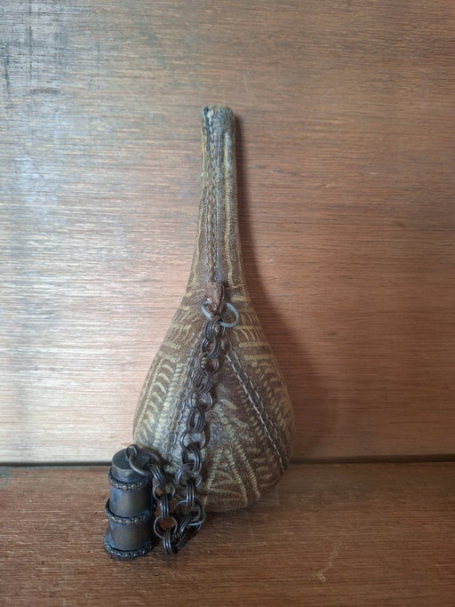 Kruitfles van kameelhuid met doseerstop en ophangketting. Bedoeïenen militaire etnografie – decoratieve objecten, Metal