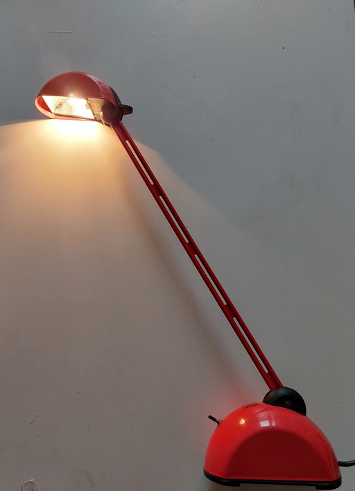 Lámpara de escritorio italiana moderna de poste rojo