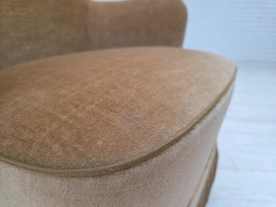 Image 1 of Poltrona danese con schienale alto, anni '70, rivestimento in velluto verde chiaro.