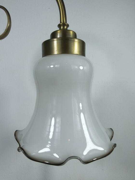 Image 1 of Lampada da tavolo vintage in ottone con paralume in vetro opalino e braccio decorativo classico