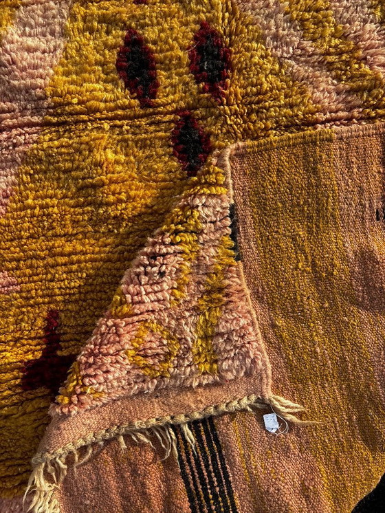 Image 1 of Tapis marocain moderne en laine 160x260 cm – Tapis berbère fait main avec motif abstrait jaune et rose.