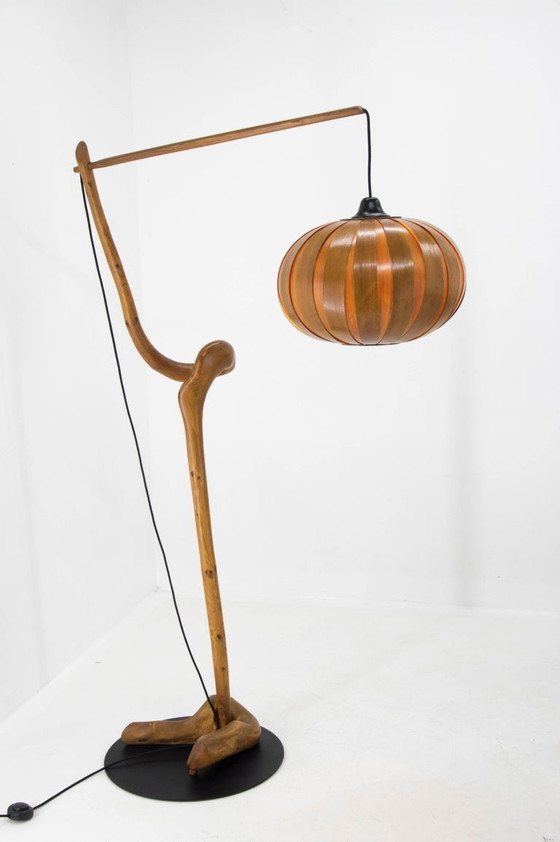 Image 1 of Skulpturale Stehlampe aus Holz und Furnier im Stil der Mid-Century-Moderne der 1960er Jahre.