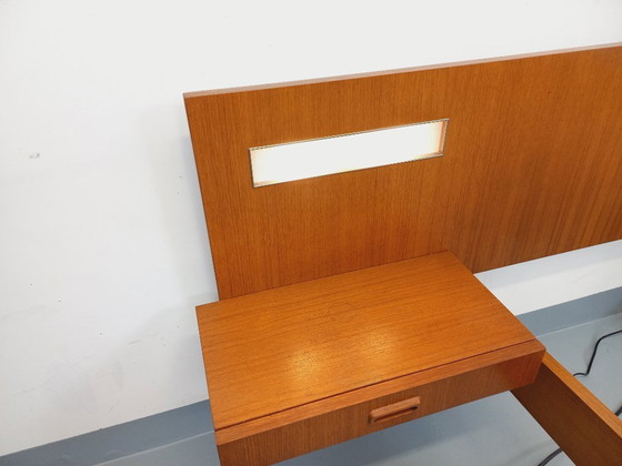 Image 1 of Lit double vintage style scandinave en teck des années 60 avec chevets suspendues et lampes intégrées