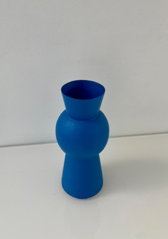 Image 1 of Jarrón de diseño moderno azul fabricado en aluminio con recubrimiento en polvo.