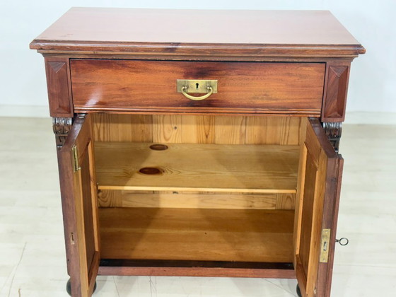Image 1 of Prachtige antieke Gründerzeit (eind 19e eeuw) vertiko ladekast circa 1900 – elegant walnotenfineer en messing beslag.