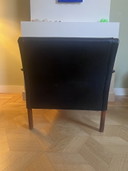 Een paar Deense fauteuils uit het midden van de 20e eeuw in zwart leer.